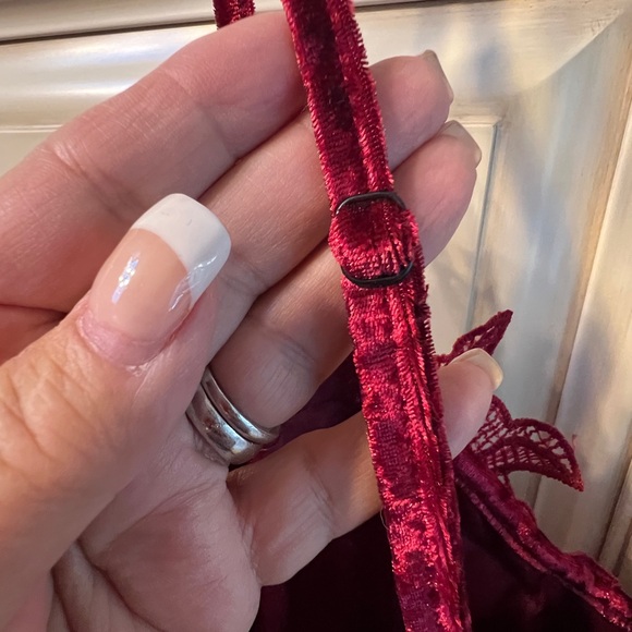 Velvet camisole with adjustable straps - Picture 3 of 4